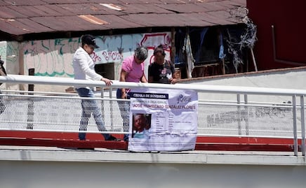 Colectivos de madres buscadoras colocan fichas de desaparecidos en puentes peatonales de Zacatecas