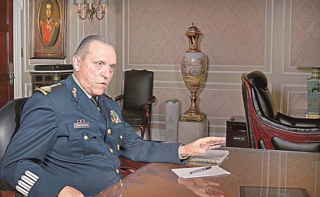 El general Cienfuegos tira línea