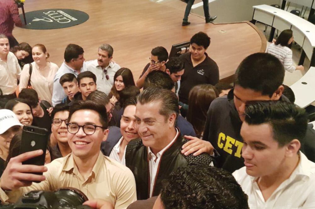 El candidato presidencial independiente Jaime Rodríguez Calderón El Bronco (al centro) se reunió con estudiantes del Cetys Universidad campus Mexicali (CORTESÍA)