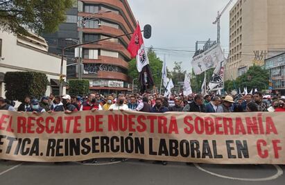 ¡Tómalo en cuenta! Electricistas marchan sobre Paseo de la Reforma rumbo al Zócalo