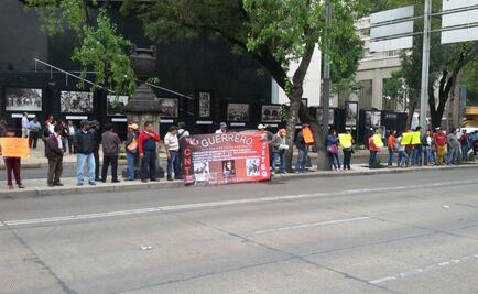 Maestros hacen cadena humana afuera del Senado