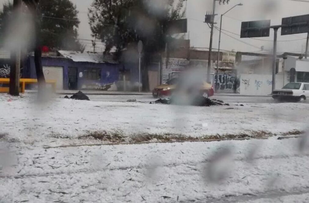 El Centro de Orientación Vial de la SSP capitalina reportó que se registra lluvia con caída de granizo en varios puntos de la capital mexicana, por lo que exhortó a los automovilistas a conducir con precaución. Foto Cristoper Enriquez