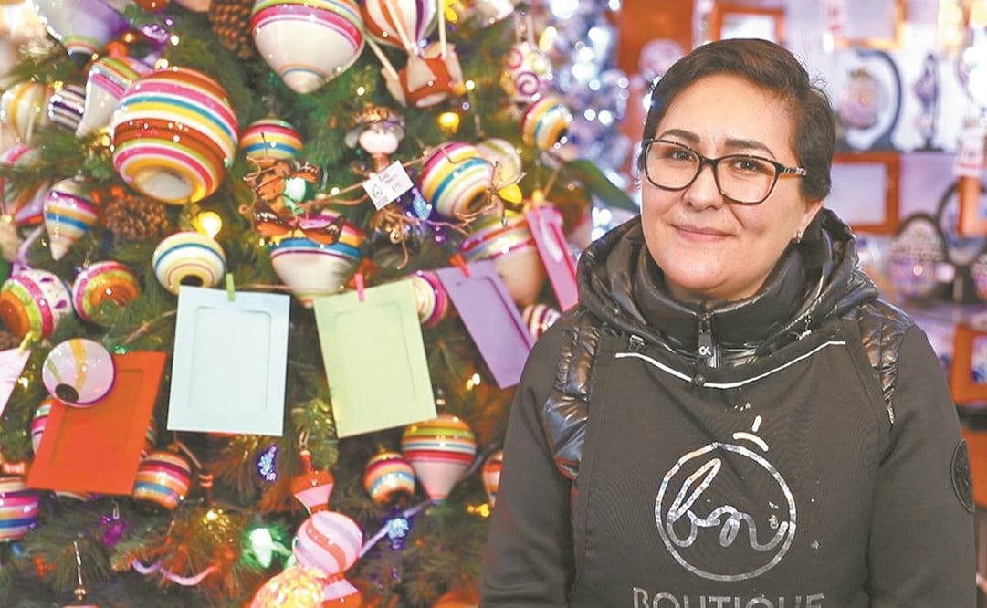 A pesar de la pandemia, la gente no deja de hacer pedidos. En el taller de Zully Olvera también se ofrecen distintos tipos de artesanías como decoración para todo el año. Fotos: Iván Campos