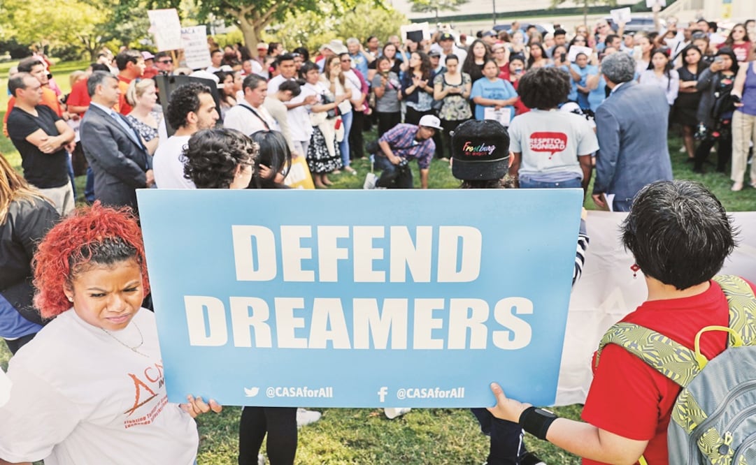 Defensores de los migrantes, durante una protesta afuera del Capitolio para exigir se permita a los dreamers quedarse en Estados Unidos. Foto: AP