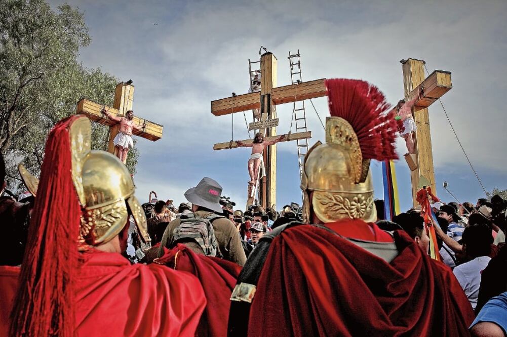 Luego de recorrer los ocho barrios de la delegación Iztapalapa y con una cruz de madera que pesaba 90 kilos, Jesús fue crucificado (YADIN XOLALPA. ELUNIVERSAL)