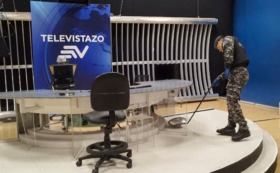 Un oficial de policía buscando explosivos después de que un artefacto detonase en las instalaciones del canal Ecuavisa en Guayaquil, Ecuador. Foto: AFP