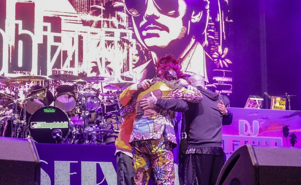La banda Limp Bizkit subió al escenario con las espaldas al público mientras proyectaban imágenes en homenaje a Sam Rivers. Foto: de Marlem Suárez