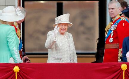 Con desfile de gala, británicos celebran cumpleaños 93 de la reina Isabel II