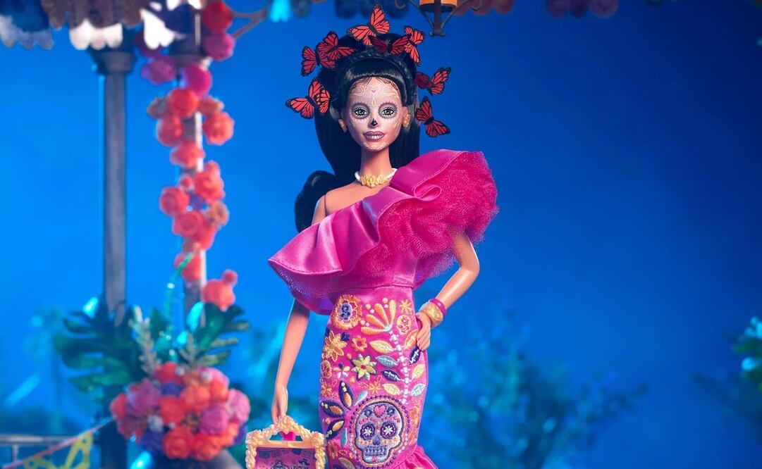 La muñeca cuenta con un radiante vestido rosa ondulado decorado con calaveras de azúcar y flores coloridas. Foto: Mattel