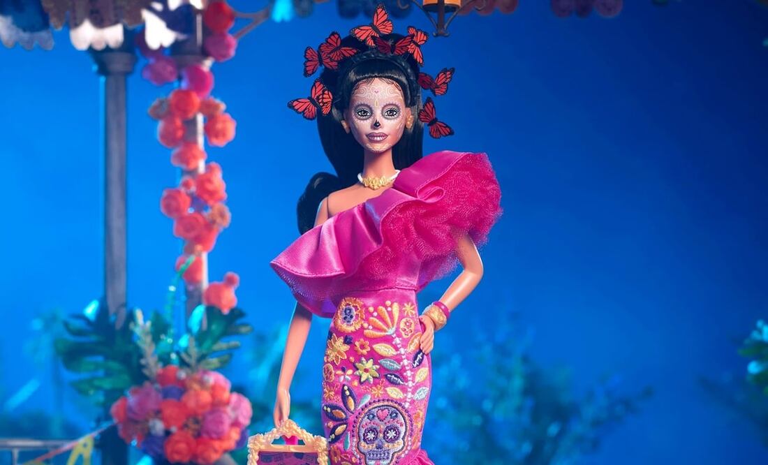 La muñeca cuenta con un radiante vestido rosa ondulado decorado con calaveras de azúcar y flores coloridas. Foto: Mattel