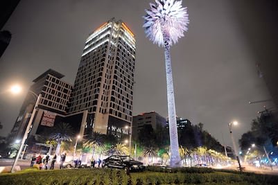 Balizan cruceros en Paseo de la Reforma