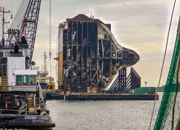 Barco con más de 4,000 autos que pasó un año volteado en el mar es cortado a la mitad
