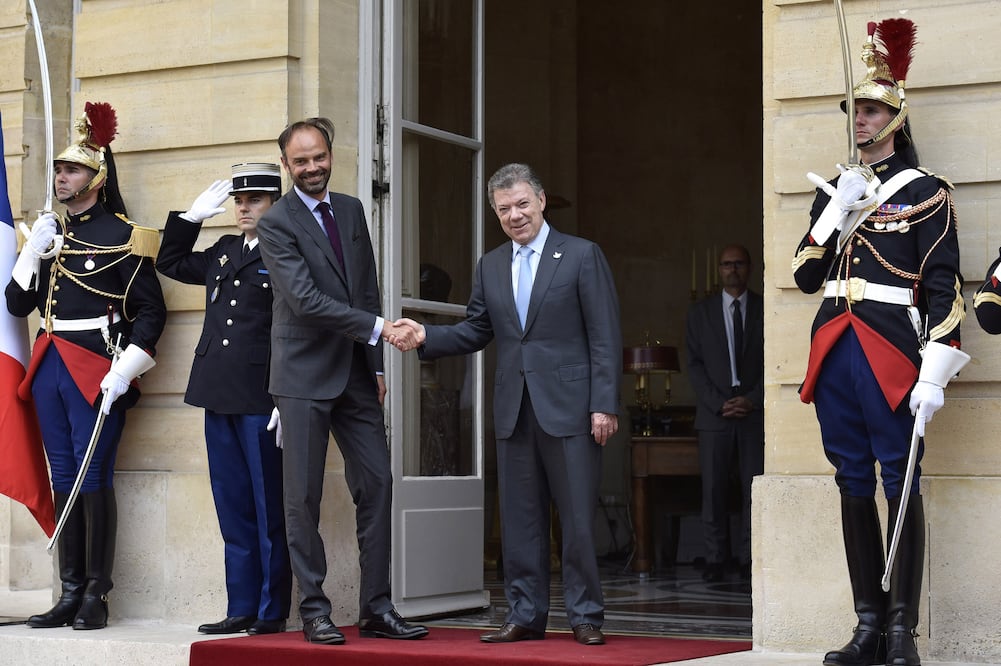 Juan Manuel Santos estrechando la mano del primer ministro francés, Edouard Philippe previo a su reunión en París. (Xinhua/Presidencia de Colombia)