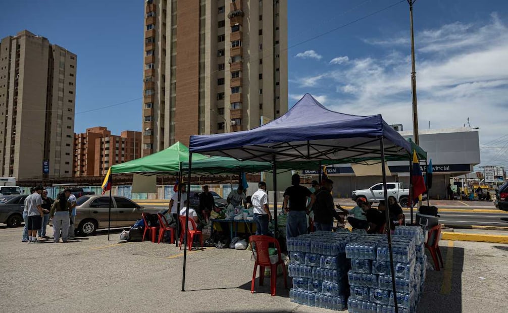 Personas organizan y reciben donaciones en un centro de acopio de emergencias este jueves, en Maracaibo (Venezuela). (25/06/26) Foto: EFE