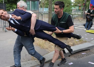 Activistas de Greenpeace roban estatua de cera de Emmanuel Macron; la colocan como protesta frente a embajada rusa
