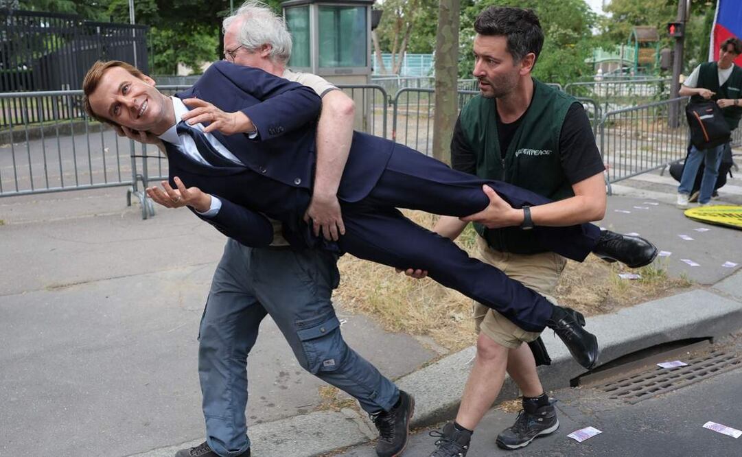 Activistas ambientales de Greenpeace colocaron una estatua de cera del presidente francés Emmanuel Macron, que dicen haber robado del Museo Grévin, durante una acción contra las importaciones francesas de gas y fertilizantes desde Rusia, frente a la embajada rusa en París el 2 de junio de 2025. Foto: AFP