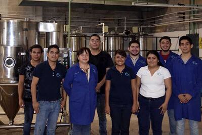 Jóvenes crean planta para reciclar sargazo