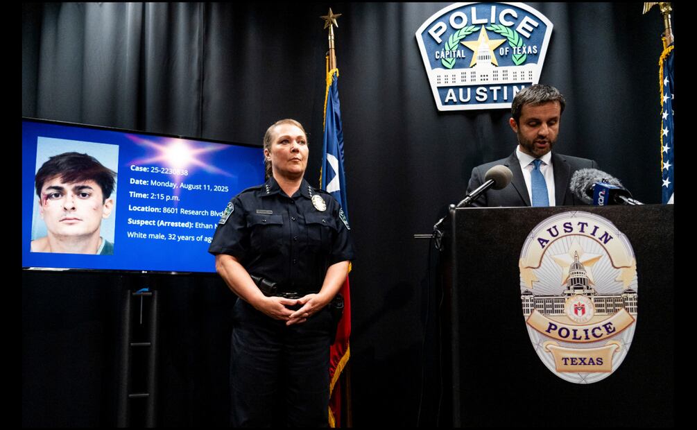 El sargento, Nathan Sexton, junto a la jefa de policía de Austin, Lisa Devis, en una conferencia de prensa sobre el tiroteo en Target el martes 12 de agosto en Austin, Texas. Foto: Sara Diggins/AP