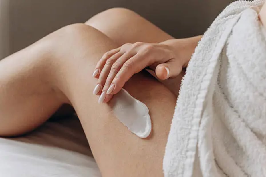 Recurre a cremas corporales con ácido hialurónico, glicerina, ceramidas o aceites vegetales para conseguir una mejor hidratación. Foto: Unsplash