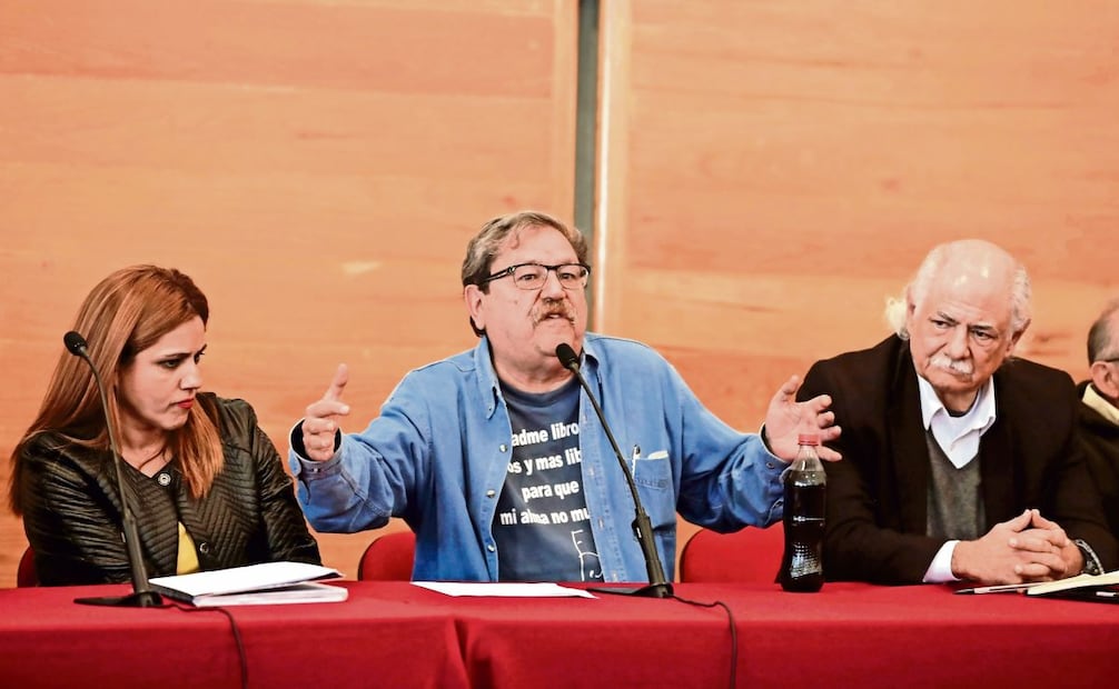 Sandra Montoya, Paco Ignacio Taibo II y Francisco Pérez Arce, a su llegada al FCE en 2018. Foto: Archivo / EL UNIVERSAL
