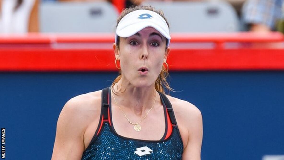 Getty Images Alize Cornet se quitó la camiseta brevemente tras notar que estaba al revés.