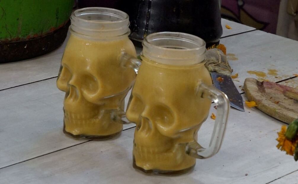 Federico Olvera prepara el "néctar de los dioses", un pulque curado de cempasúchil. Foto: Alberto González/EL UNIVERSAL