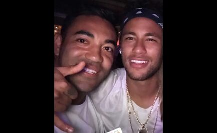 Marco Fabián presume foto en celebración de Neymar