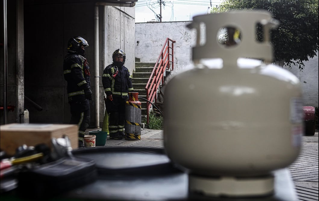 El Heroico Cuerpo de Bomberos de la Ciudad de México realizan un ejercicio de combustión de gas LP en entornos cerrados. Foto: Gabriel Pano/EL UNIVERSAL