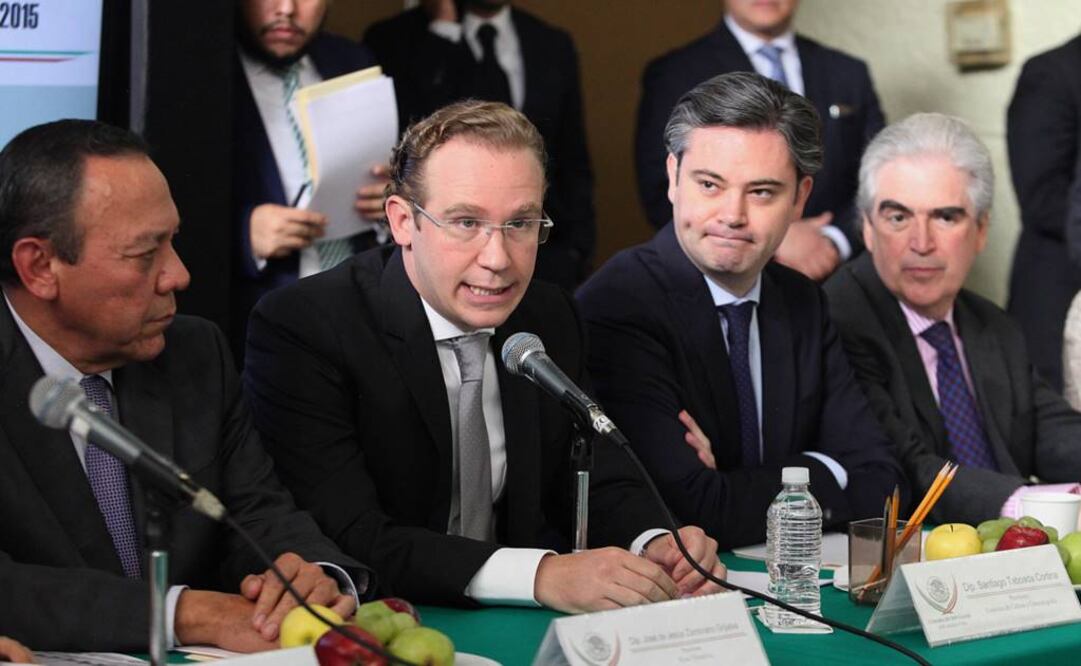 Los disputados Jesús Zambrano y Santiago Taboada, presidente de la Comision de Cultura, el secretario de Educacion, Aurelio Nuño y Rafael Tovar y de Teresa sostuvieron reuniones para ajustar el dictamen. (FOTO: Lucía Godínez / EL UNIVERSAL)