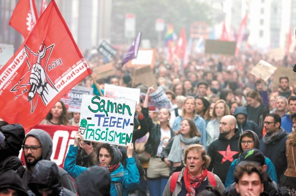tos de personas se manifestaron ayer contra el auge de los partidos de extrema derecha frente al Parlamento Europeo, en Bruselas, Bélgica. La movilización coincidió con la cumbre informal de líderes y jefes de Estado de la UE. Foto: STEPHANIE LECOCQ. EFE