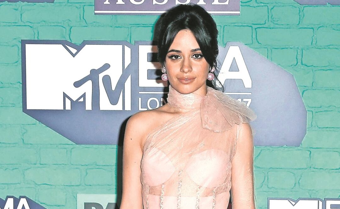 Camila Cabello se decantó por el champaña en un vestido transparente. (FOTOS: AGENCIAS)