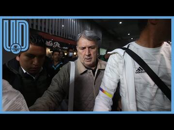 Gerardo Martino llegó a México entre insultos; sus auxiliares atacaron a prensa y aficionados