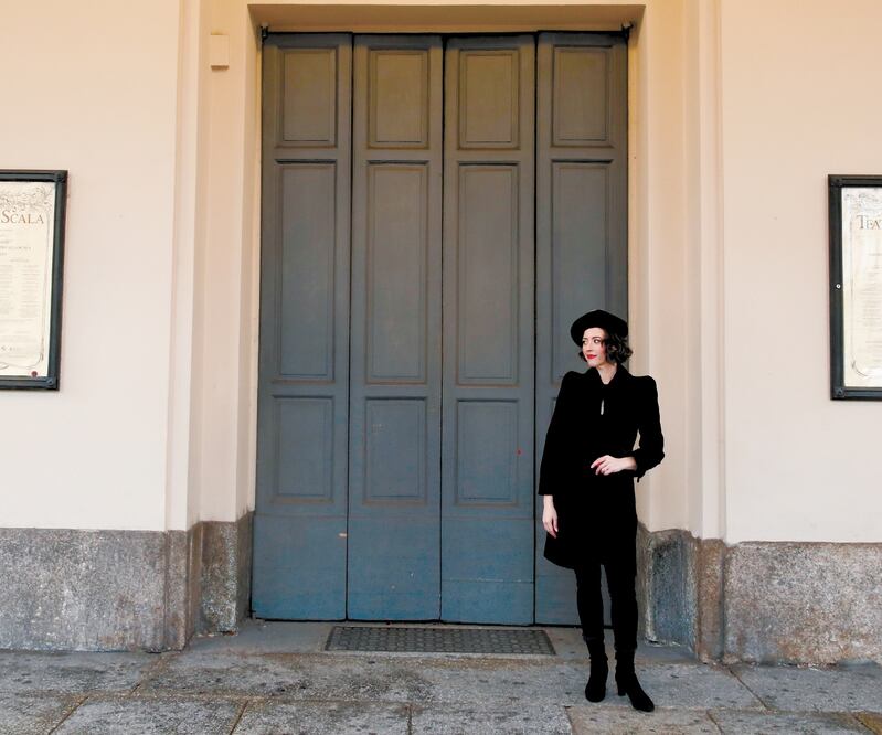 La soprano estadounidense Lisette Oropesa en frente de la ópera de La Scala en Milán. ANTONIO CALANNI. AP