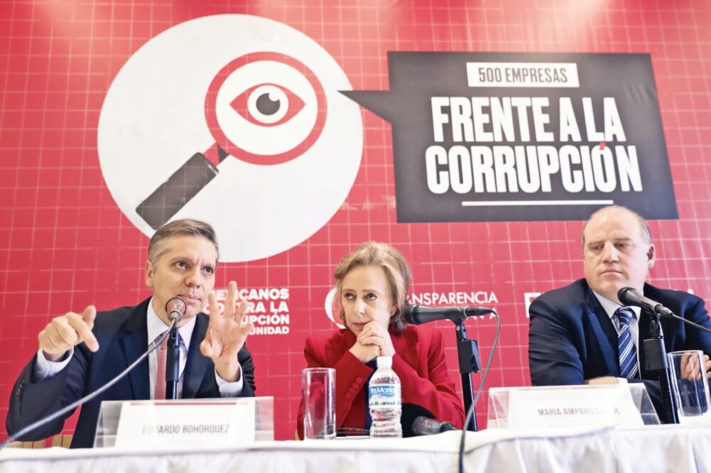 Eduardo Bohórquez, director de Transparencia Mexicana; María Amparo Casar, presidenta de Mexicanos Contra la Corrupción y la Impunidad, y Alberto Bello, director de Grupo Expansión, durante la conferencia. (IVAN STEPHENS. EL UNIVERSAL)