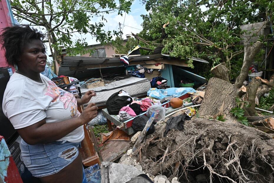 Una mujer observa una casa afectada paso del huracán Melissa este miércoles, en la Parroquia de Saint Ann en el condado de Middlesex, en Jamaica. FOTO: RUDOLPH BROWN. EFE