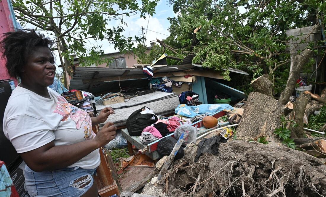 Una mujer observa una casa afectada paso del huracán Melissa este miércoles, en la Parroquia de Saint Ann en el condado de Middlesex, en Jamaica. FOTO: RUDOLPH BROWN. EFE