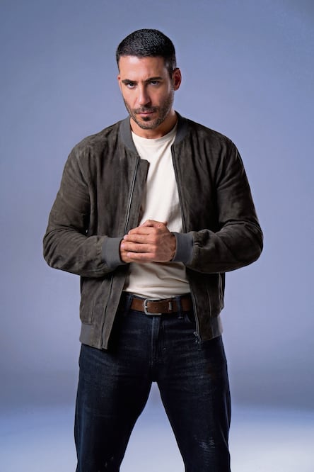 El actor lleva en la serie el personaje de Paco, alcalde de un pueblo raro. Foto: HBO Max