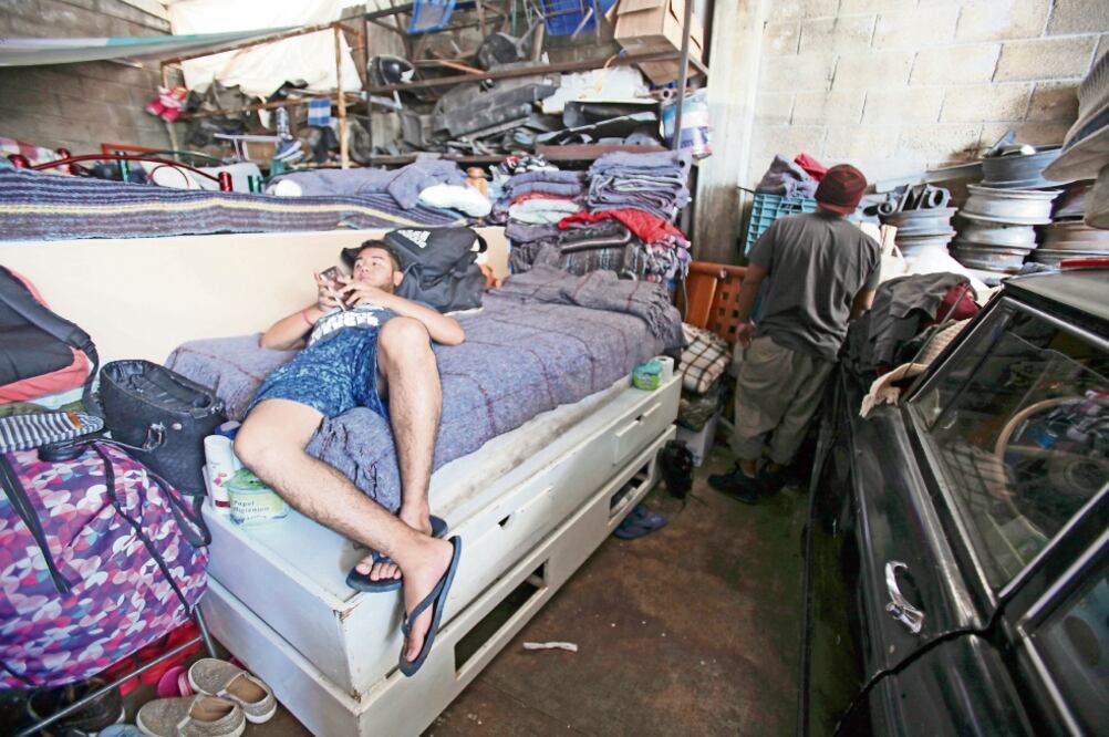 En este espacio dentro de un taller mecánico hay 70 personas; nueve niños y dos embarazadas (JORGE ALVARADO. EL UNIVERSAL)
