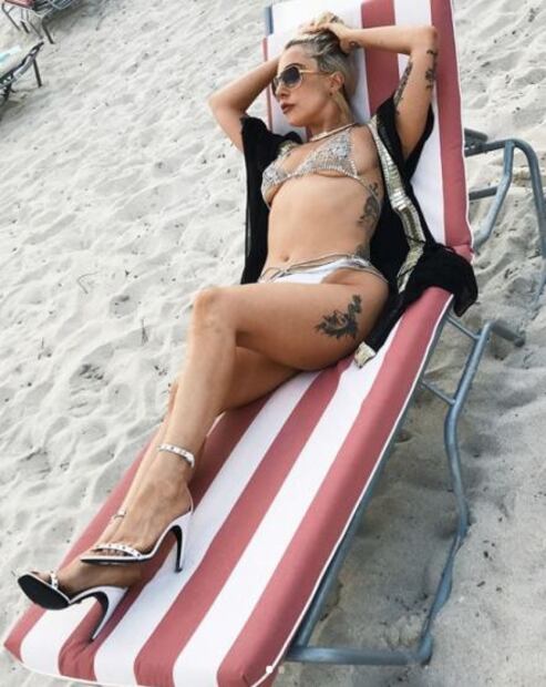 Lady Gaga sorprende y muestra sus curvas en bikini