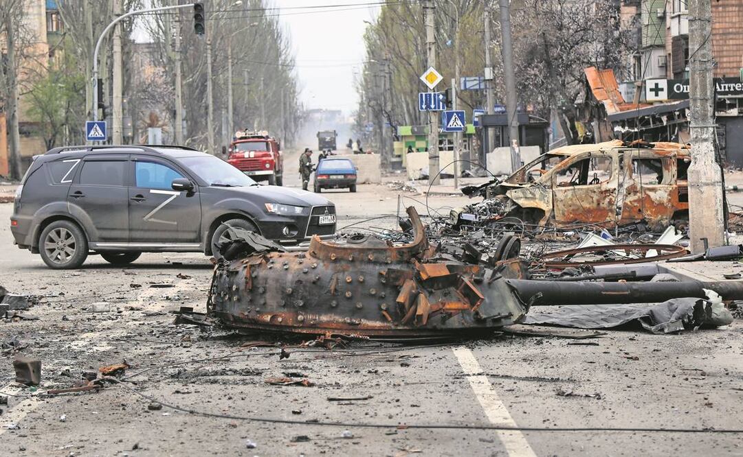Un tanque destruido, en un área controlada por las fuerzas separatistas prorrusas en Mariupol. Foto: Alexei Alexandrov/AP