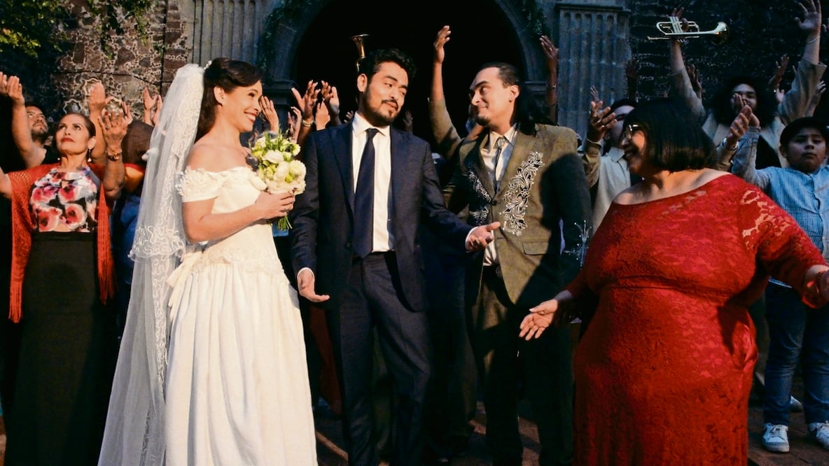 Hada (Echevarría) y Martín (el Cojo Feliz) quedan en el centro del enredo cuando ella anuncia una boda con el personaje de Ricardo Pérez. Foto: Feliz Producciones