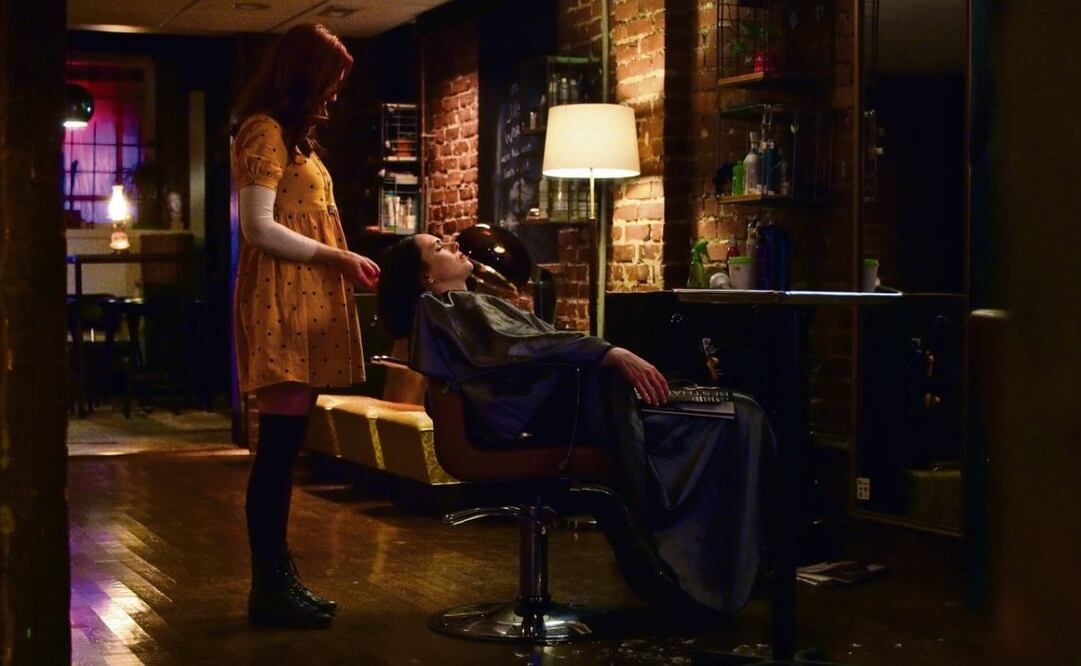 La película ahonda en la psique de Claire, una mujer triste y solitaria que pretende llenar su vacío existencial portando el cabello de otras personas. Foto: Vida On Demand 