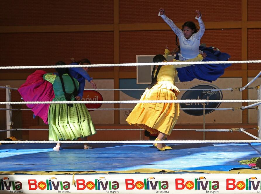 Las indígenas aimaras de Bolivia se apoderan del ring y los nevados andinos