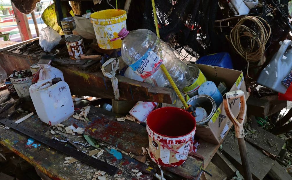 Alfredo del Monte trabaja entre tablas de madera, pintura de colores y
herramientas de carpintería. Foto: Fernanda Rojas