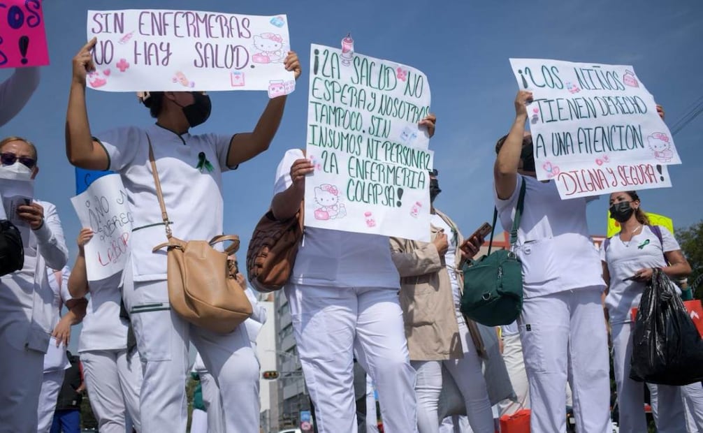 Enfermeros bloquean el paso de autos en la esquina de Av. Cuauhtémoc y Dr. Ignacio Morones Prieto, afuera del Centro Médico Siglo XXI (31/08/2026). Foto: Santiago Cadena/ EL UNIVERSAL