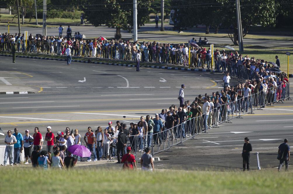 Miles de cubanos se dieron cita este lunes en la Plaza de la Revolución para rendirle homenaje a los restos del líder de la Revolución Cubana Fidel Castro (Foto: Xinhua)