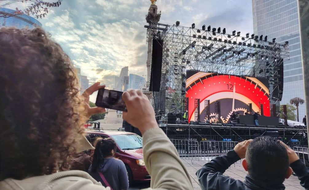 Personas toman fotos a la prueba de luz y sonido del festejo de fin de año en Paseo de la Reforma (30/12/2025). Foto: Fabián Evaristo / EL UNIVERSAL