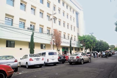 Sacan de su casa a líder de La U y lo balean en Iztapalapa