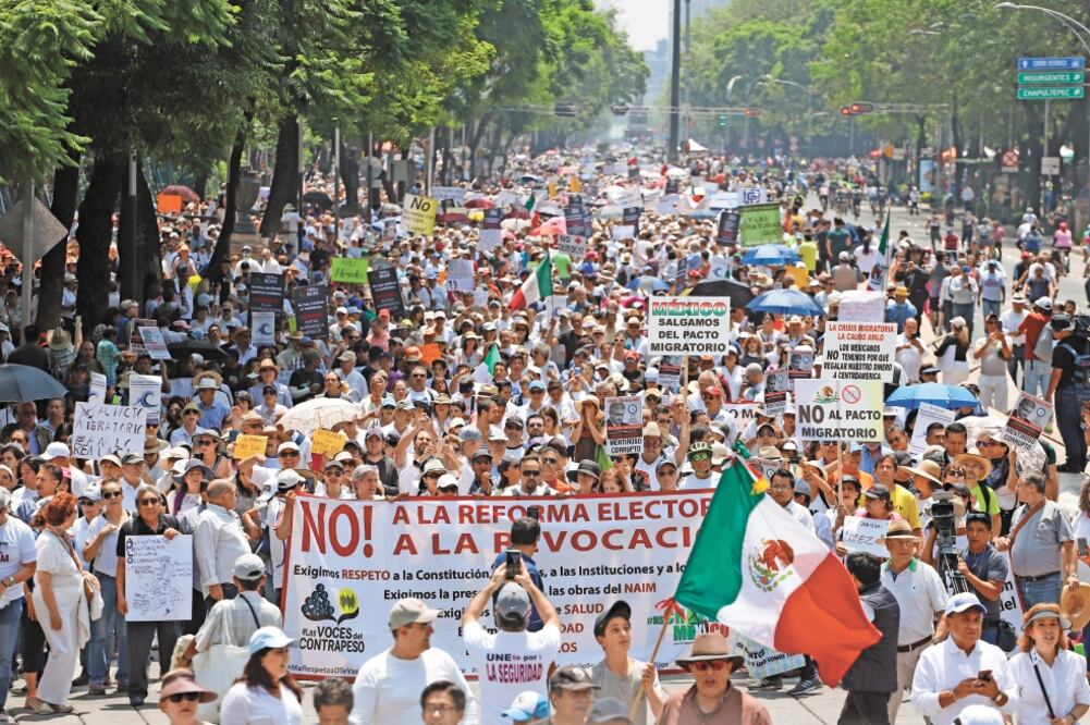 Ayer un contingente marchó de Revolución al Ángel de la Independencia para protestar contra el actual gobierno. Foto/BERENICE FREGOSO. EL UNIVERSAL