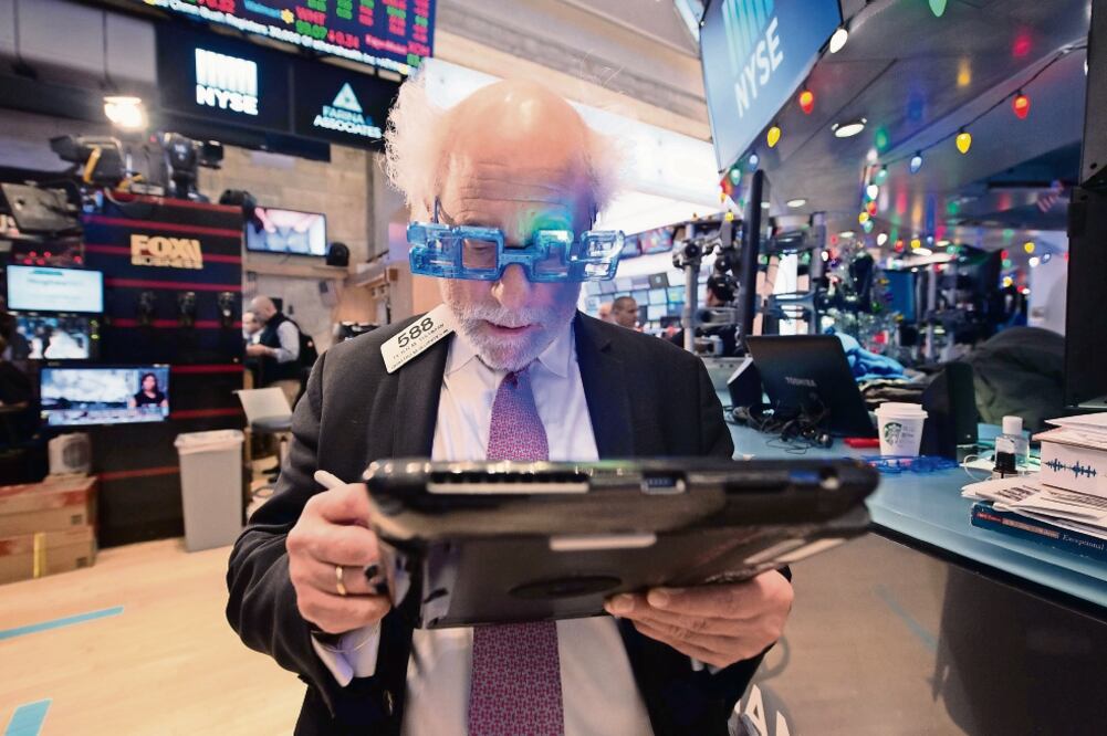 La bolsa de Nueva York en su última jornada del 29 de diciembre de 2017. Expertos creen que la reforma fiscal de EU puede afectar la inversión extranjera en México (BRYAN R. SMITH. AFP)